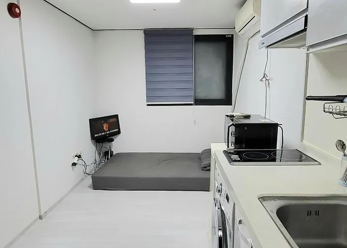 Fully Furnished #bunker Apt, Near Miasageori Subway Station Line 4 Seúl